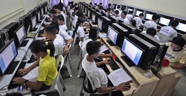 Valenzuela Polythecnic College Computer laboratory in use.